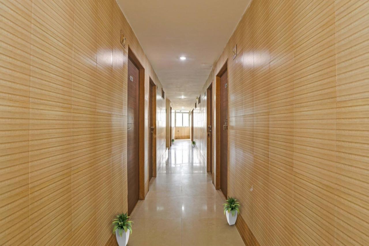 Oyo Flagship 80463 Hotel Mini Palace วาโดดารา ภายนอก รูปภาพ