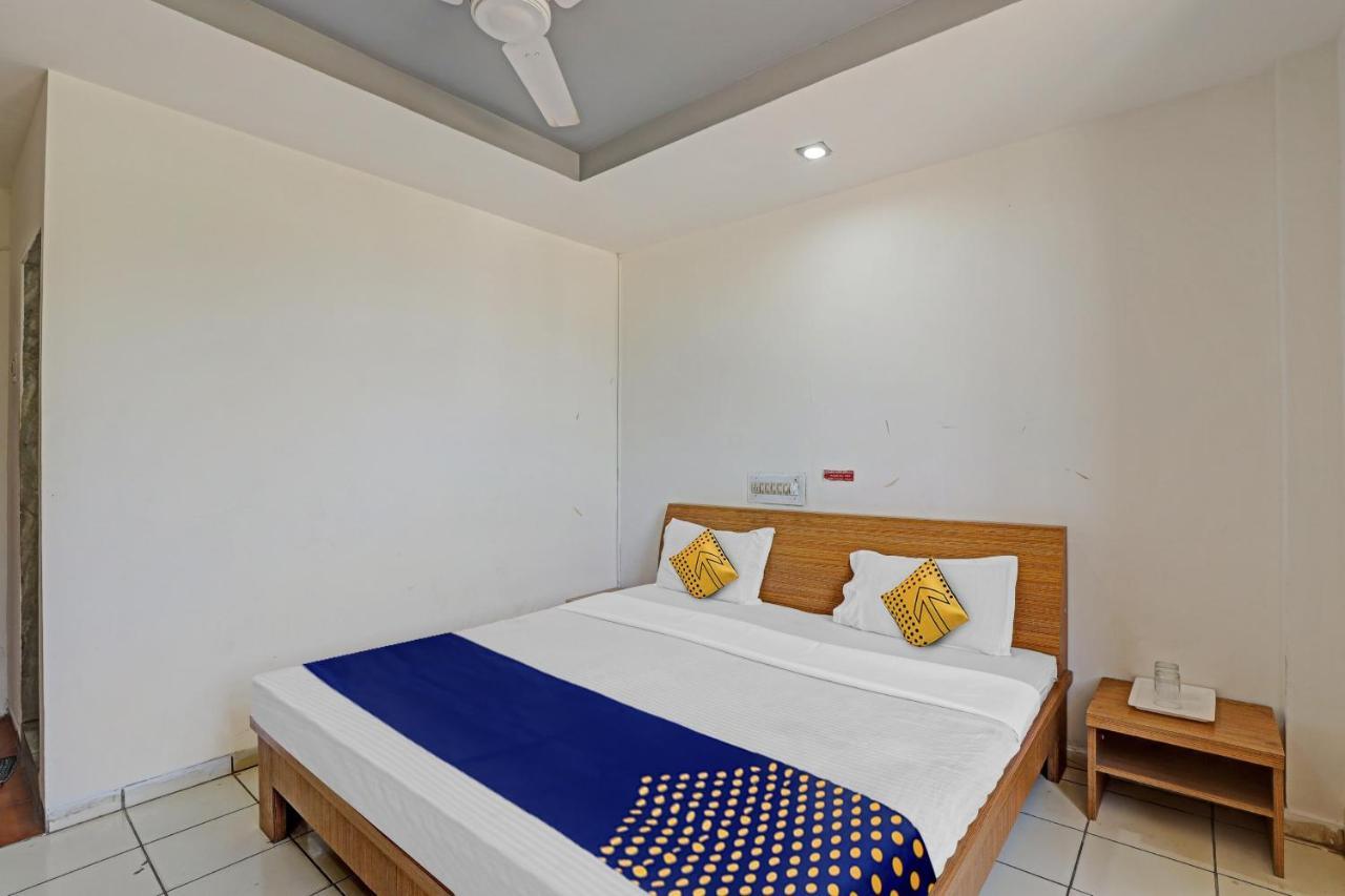 Oyo Flagship 80463 Hotel Mini Palace วาโดดารา ภายนอก รูปภาพ