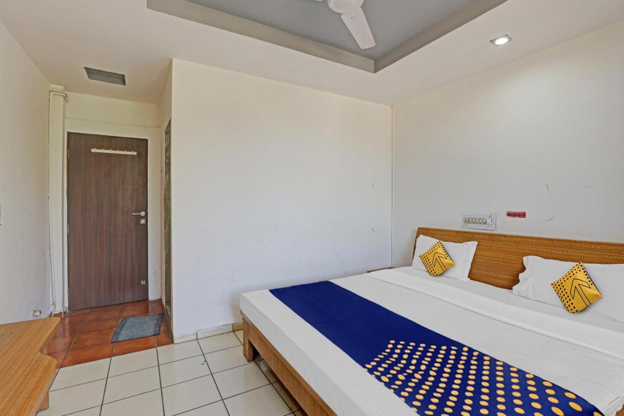 Oyo Flagship 80463 Hotel Mini Palace วาโดดารา ภายนอก รูปภาพ