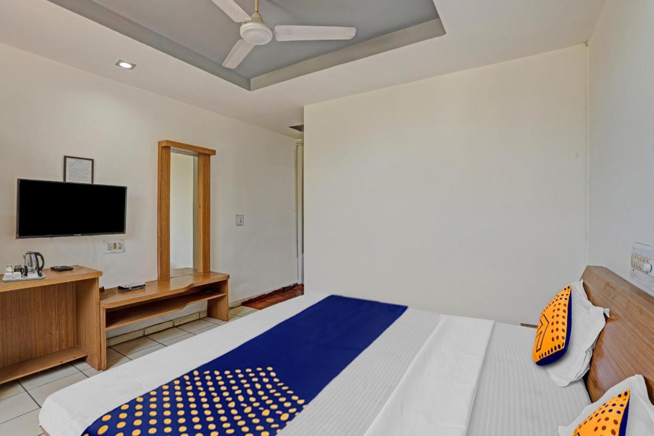 Oyo Flagship 80463 Hotel Mini Palace วาโดดารา ภายนอก รูปภาพ