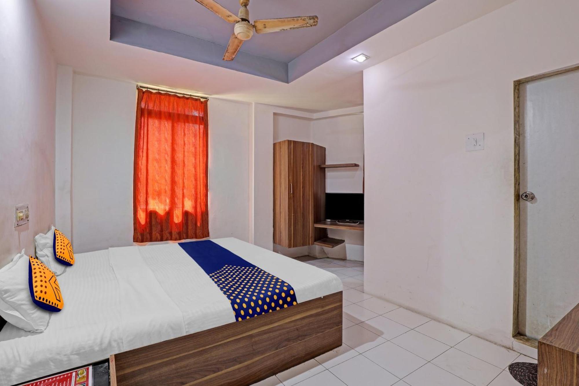 Oyo Flagship 80463 Hotel Mini Palace วาโดดารา ภายนอก รูปภาพ